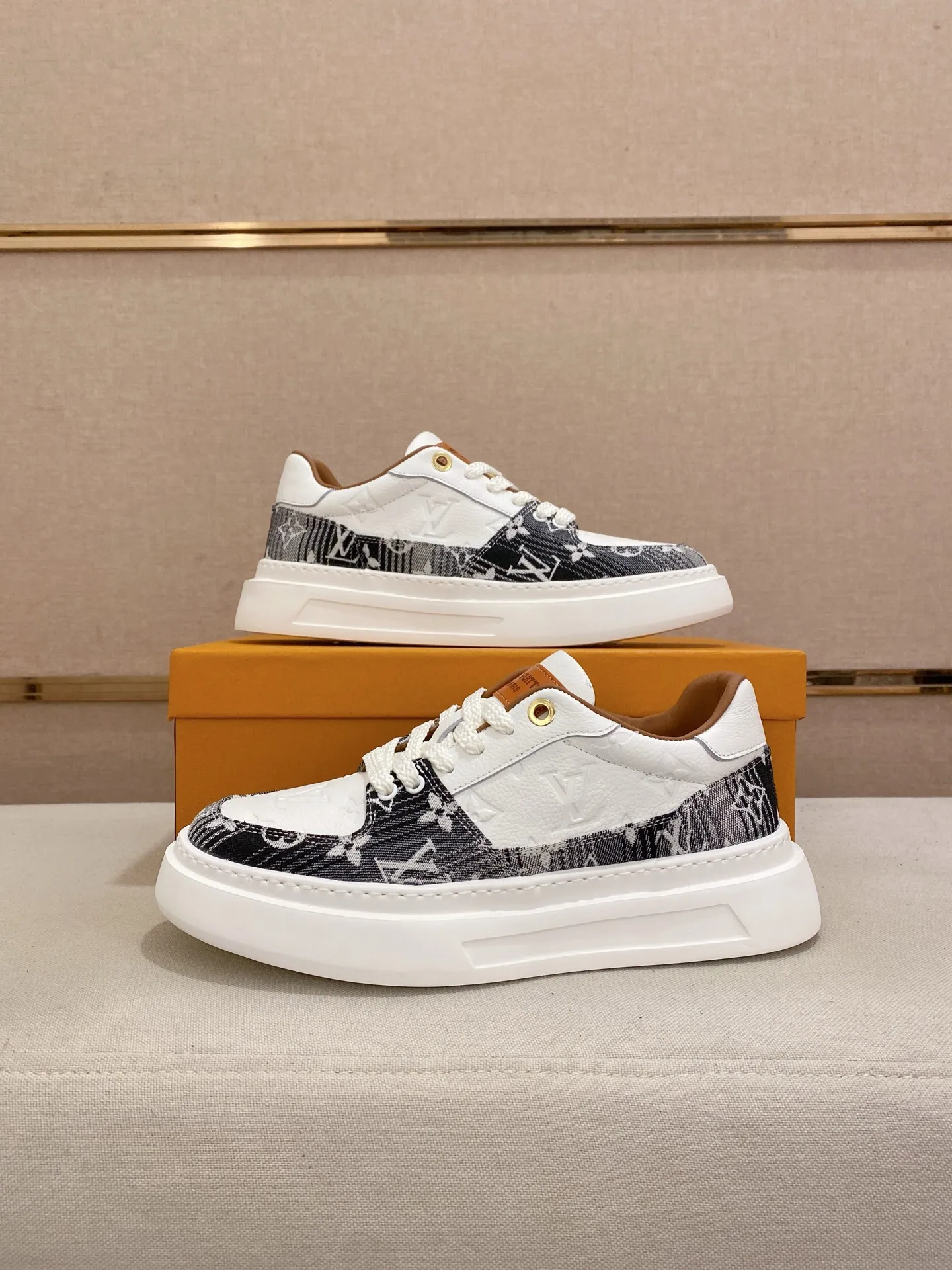 Factory price: 480💰🎉🎉LV~Louis Vuitton trendy men's shoes, new shipments, latest matching, same style as the official website, super high quality, best-selling season [strong][strong][strong]Selected first-layer cowhide, comfortable cowhide lining, original last, comfortable on the feet, wear-resistant rubber outsole, size: 38-44.